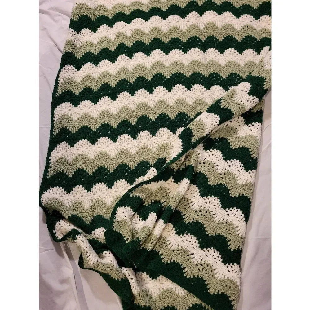 Vintage Afghan Handmade Crochet Throw Blanket Green‎ White 57 x48in
